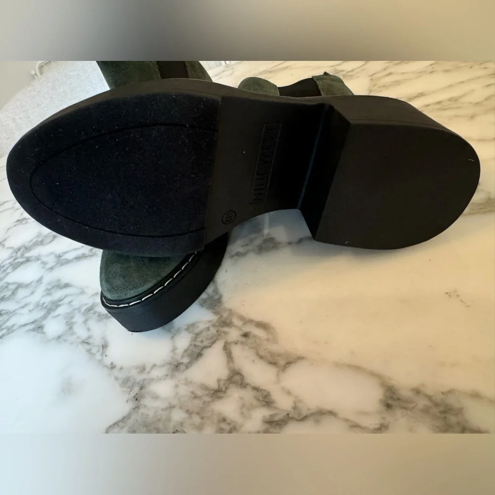 NWOB Gorgeous Nine West Olive Green Doleas Chelsea Boot Leather Suede Block Heel
